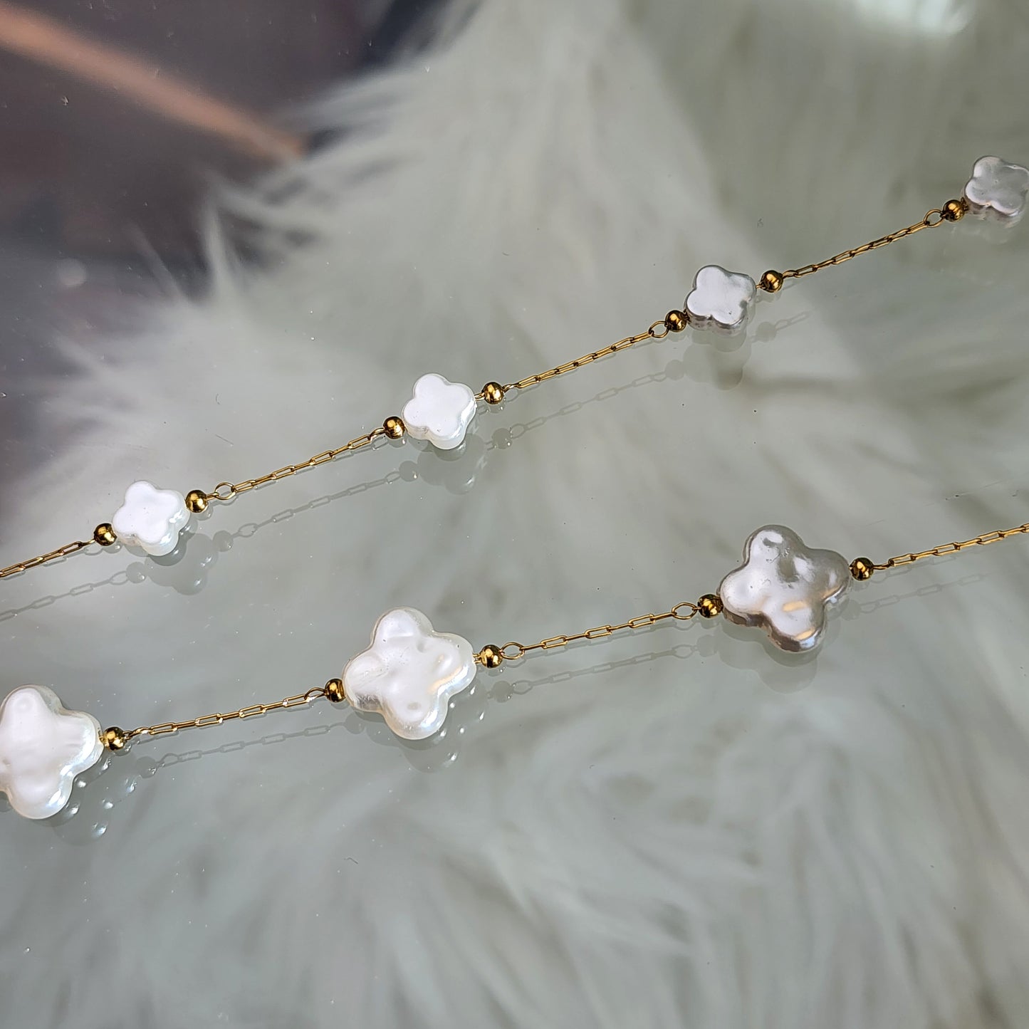 Clover Pearl chain by the foot